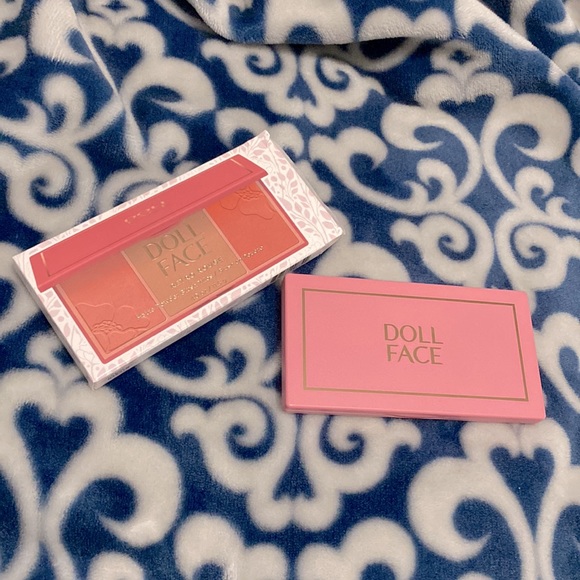 Doll face blush pallete, makeup bag & free face brush bundle - Picture 4 of 6